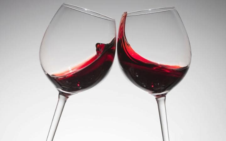 Màu vang đỏ cũng là một bí quyết để bạn dùng để nếm rượu vang.